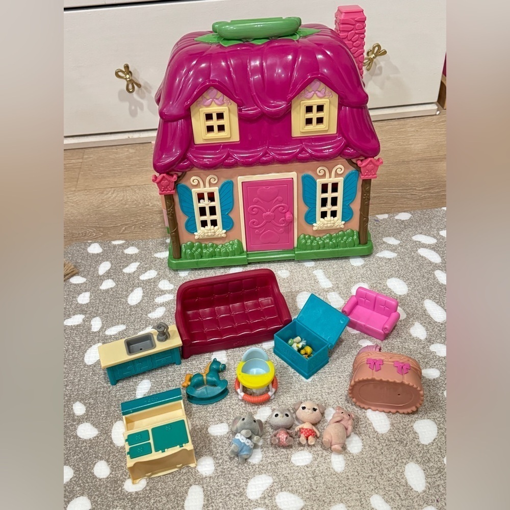 Li’l Woodzeez Calico Critters Flower House Portable Woodland figurines cottage